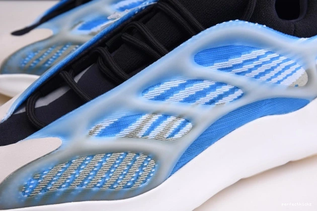 YEEZY GLOW 700 ADIDAS DARK IN THE V3 G54850 0818